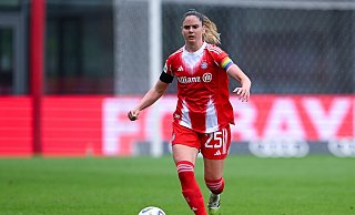 Bayerns Co-Kapitänin Sarah Zadrazil fällt mit einer schweren Knieverletzung lange aus. (Archivfoto) - Sven Hoppe/dpa Bayerns Co-Kapitänin Sarah Zadrazil fällt mit einer schweren Knieverletzung lange aus. (Archivfoto) - Sven Hoppe/dpa