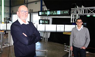 Rudolf Broer (l.) und Geschäftsführer Matthias Rieger in der Halle, wo viele innovative Lösungen rund um Verkehr und Parken erprobt und vorgestellt werden. - Uwe Müller