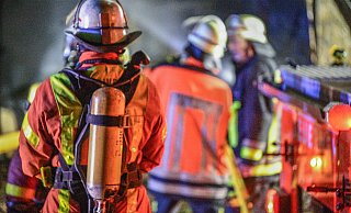 29.06.2022, Baden-Württemberg, Hüttlingen: Einsatzkräfte der Freiwilligen Feuerwehr löschen eine in Vollbrand stehende Scheune im Ortsteil Niederalfingen. Menschen wurden nicht verletzt. Die Brandursache war zunächst unklar. Kühe wurden aus den Flammen gerettet. Aufgrund der starken Rauchentwicklung wurden Anwohner aufgefordert, Fenster und Türen zu schließen. - picture alliance / Ostalb Network