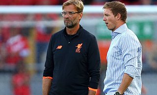 Liverpools Trainer Jürgen Klopp (l) hält Julian Nagelsmann für eine gute Lösung als Bundestrainer. - Dave Thompson/AP/dpa