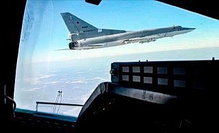 Videostandbild eines Überschallbombers vom Typ Tupolew Tu-22M3 der russischen Luftwaffe (Archivbild). Nach Moskauer Angaben stürzte das Flugzeug im südrussischen Gebiet Stawropol bei der Rückkehr von einem Kampfeinsatz ab. - Uncredited/Russian Defense Ministry Press Service/AP/dpa