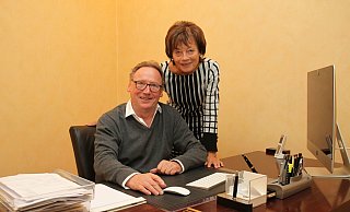 Den Schreibtisch im Wohnzimmer ihres Hauses in Werste haben sich Ulrich und Gisela Kaase für ihre politische Arbeit geteilt. Doch das Studium der Ausschussunterlagen fällt für beide nun flach, denn bei der Kommunalwahl haben die Kaases nicht mehr kandidiert. - Nicole Bliesener