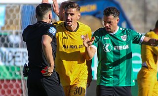 Dresdens Stefan Kutschke (Mitte) sah am Wochenende im Spiel bei Preußen Münster die Rote Karte. - picture alliance / Foto Huebner