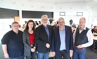 Auf der Stadtverbandsversammlung signalisieren Andreas Below (v.l.), Melanie Blanke (beide stellv. Vorsitzende), Ralf Jaworek, Achim Wilmsmeier und Olaf Winkelmann Zuversicht für die Kommunalwahl im nächsten Jahr. - Heidi Froreich