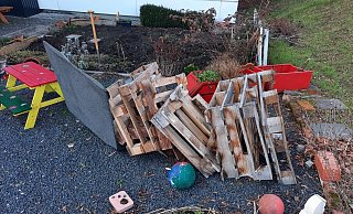 An der Grundschule Levern kippten die Täter ein von Schülern gebautes Insektenhotel um. - Gemeinde Stemwede/Torsten Fischer