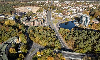 Auf der ehemaligen Industriebrache der Firma Schilling (oben links) wächst die Klimaschutzsiedlung. Das innovative Konzept findet in Deutschland und darüber hinaus Beachtung. In Bielefeld wird es angesichts der derzeitigen Absatzflaute von Teilen der Politik offenbar wieder kritisch gesehen. - Mike-Dennis Müller / www.mdm.photo
