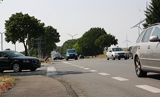 Vorsichtiges Abbiegen ist gefragt auf der B 68 bei Dörenhagen. Das Auto links kommt aus der Kirchborchener Straße und will nach rechts in Richtung Lichtenau fahren. - Regina Brucksch