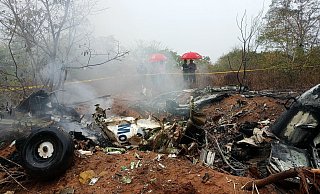 Kenianische Beamte untersuchen die Absturzstelle. - Uncredited/AP/dpa