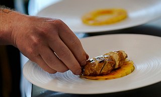 Nach Italien verbietet auch Ungarn Herstellung und Verkauf von Fleisch aus dem Labor. (Archivbild) - Jeff Chiu/AP/dpa