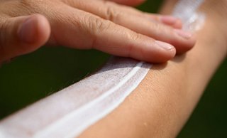 In normalen Mengen sind die gefundenen Weichmacher in Sonnencremes wahrscheinlich unbedenklich. - Robert Michael/dpa