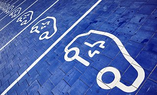 Laut des Verbands der Automobilindustrie hängt Deutschland beim Ausbau der Ladeinfrastruktur für die E-Autos extrem hinterher. - Foto: Bernd Thissen/dpa