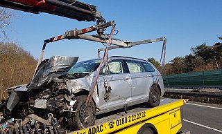 Der VW Passat wurde bei der Kollision schwer beschädigt. - Andreas Eickhof