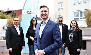 Stadtverbandschef Daniel Razat (v. l.), Karin Wittrock (Fraktion), Bürgermeister-Bewerber Fabian Thomas, Edison Buch (Fraktion) und Katharina Borgolte (stellvertretende Stadtverbandsvorsitzende) bei der Bekanntgabe der Bewerbung. - Simone Flörke