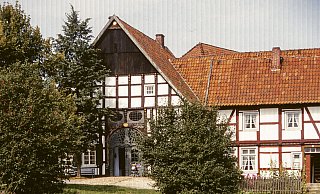 Idyllisch gelegen: Im Freilichtmuseum Detmold wechseln sich malerische Natur und historische Gebäude ab. Foto: Stahl