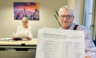 Gemeinsam mit Sarah Bohnke, Mieterbund OWL, wehrt sich Lohmannshof-Mieter Uwe Otemann gegen Rassismus-Vorwürfe und präsentiert seine Unterschriftenliste. - Stefan Becker