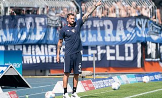 DSC-Coach Mitch Kniat musste etlichen seiner Spieler, die in der Liga, auf ihrer Position oder in der Startelf zum ersten Mal dabei waren, den Weg weisen. - IMAGO/Eibner
