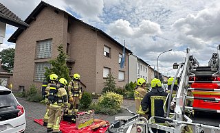Bei einem Brand in der Dachgeschosswohnung erlitten zwei Bewohner bei eigenen Löschversuchen Atemwegsreizungen. - Ralph Meyer