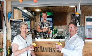 Da stieß man noch auf die Tiki-Bar am Rathausplatz an: Susanne Rutenkröger, Patrik Weber und Ralf Grund bei der Eröffnung des Frühlingsfests. Foto: Stadtmarketing/Karl-Hendrik Tittel - Karl-Hendrik Tittel