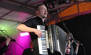Henning Kreft von der heimischen Gruppe "Von Weiden" beweist auch immer wieder sein Talent am Akkordeon. - Eric Pielsticker