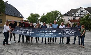 Daniela Dembert (KuV), Volker Ziegenbruch (Ziegenbruchs Gastronomie), Alexandra Winter (Design is art), Daniel Degrassi (Degrassi Gourmet), Thomas Berger (Nobis), Angelika Meyer und Wolfgang Lechtermann (Jever Deel), Simone Hanisch und Jörg Simnowski (Eishörnchen), Maik Roger Lampe und Vanessa Marx (Fensterplatz), Maik Paulini (Alter Hut) und Nicole Bertram (Stadt Spenge) präsentieren das Werbebanner für die Kneipen-Nacht. - Britta Bohnenkamp-Schmidt