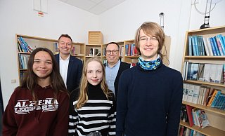 Marie, Victoria und Anton sind die Ansprechpartner für "Schüler helfen Schülern". Schulleiter Sven Horstmann und SV-Vertrauenslehrer Lucas Ostrau unterstützen im Hintergrund. - Nicole Sielermann
