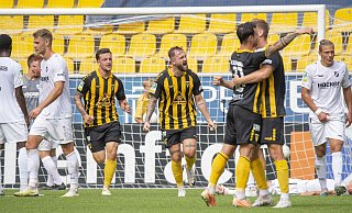 Das Tor des Tages ist gerade gefallen: Während die Aachener jubeln und ihren Torschützen Anton Heinz (2. v. r.) feiern, sind die SVR-Akteure bedient. - Joel Beinke