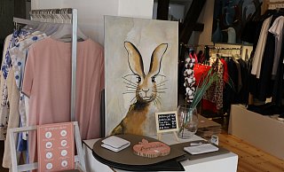 Das neuartige Konzept sieht vor, Kunst und Mode zusammen auszustellen und zu verkaufen. - Lena Kley