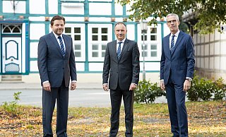Der Vorstand der Volksbank Herford-Mindener Land mit Peter Scherf, Oliver Ohm und Sprecher Andreas Kämmerling (v.l.). - Foto 2020 von www.ChristianSchwier.de