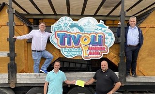 Stephan Hoppe (Für Paderborn, oben l.) und Klaus Schröder (Die Grünen, oben r.) mit Andy Kohlwes (l.) und David Lütdke (r.) aus dem Vorstand des Schaustellerverein Paderborn mit dem Logo des geplanten Freizeitparks Tivoli-Wunderland. - Für Paderborn