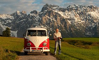 Peter Gebhard macht mit Bulli "Erwin" vor dem Karwendelgebirge in Bayern Halt. - Peter Gebhard