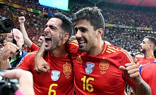 Spaniens Rodri (r) wurde von der UEFA zum Spieler des Turnier gewählt. - Federico Gambarini/dpa