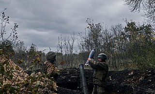 Ukrainische Soldaten beschießen russische Stellungen in Bachmut mit einem Granatwerfer. - Libkos/AP/dpa