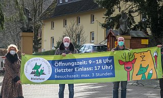 Hereinspaziert: Tierparkchef Herbert Linnemann, Cheftierpfleger Markus Hinker, Werner Tholen (Umweltbetrieb) und Bezirksbürgermeisterin Hannelore Pfaff (v.r.) freuen sich, dass der Tierpark jetzt wieder täglich von 9 bis 17 Uhr öffnen kann. - Foto: Andreas Zobe/NW