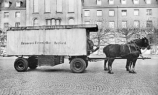 Vor dem Herforder Rathaus: Der geschlossene Wagen wurde wohl Anfang der 1950er Jahre fotografiert. - Sammlung Heino Uekermann