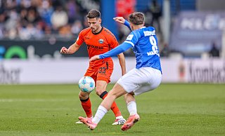 Marcel Hoffmeier (l.), hier im Duell gegen den Ex-Paderborner Luca Marseiler, zählte beim 1:0-Sieg in Darmstadt zu den besten SCP-Akteuren. - Imago Images
