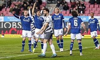 Sandhausens Torschütze Marco Schikora jubelt über das Tor zum 1:0. Die Bielefelder Schneider, Russo, Uldrikis, Corboz und Sarenren Bazee (v.l.) sind fassungslos. - IMAGO/foto2press
