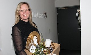 Christine Wulf aus Erkeln vermietet Kisten gefüllt mit Schönem für die Weihnachtstafel - das Set für sechs Personen kostet 59 Euro. - Manuela Puls