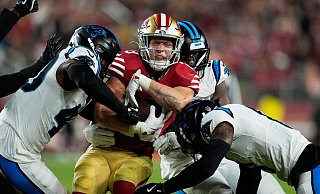 McCaffrey (Mitte) war gegen sein Ex-Team nur ganz schwer zu fassen. - Godofredo A. Vásquez/AP/dpa