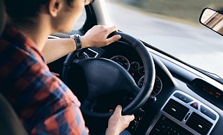 Weil er sich offenbar von einem langsam die Straße querenden Fußgänger provoziert fühlte, hat ein Autofahrer  erst eine Eisenstange aus dem Koffenraum geholt. - Symbolbild: Pixabay