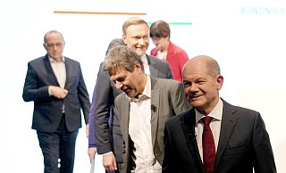 Laut dem Arbeitgeberverband Gesamtmetall hat die völlig neue Regierungskoalition die Chance, einen Ruck durch das Land gehen zu lassen. - Foto: Kay Nietfeld/dpa
