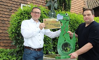 Jens Dressler (links) und Dennis Thon vom Förderverein der Grundschule Lipperreihe haben das Konzept der Rallye erstellt. Eine Station führt auch zum Brunnen mit dem Papageien. Er erinnert an die frühen Schützenfeste in Oerlinghausen. - Knut Dinter