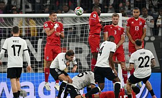 Der Freistoß von David Raum (Nr. 22) fliegt durch Luxemburgs Mauer ins Tor. - Federico Gambarini/dpa