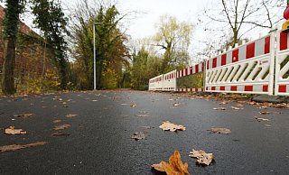 Vier Meter breit ist der Padersteinweg nach der Umgestaltung. Vollständig abgeschlossen sein werden Bauarbeiten aller Voraussicht nach erst im Frühjahr. - Lena Henning