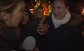 Nachgefragt: Moderatorin Annika Pott (links) war auf dem Bielefelder Weihnachtsmarkt unterwegs.