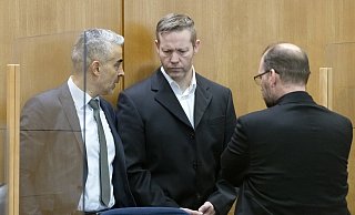 Der Hauptangeklagte Stephan Ernst (m) unterhält sich vor Verhandlungsbeginn im Gerichtssaal mit seinen Anwälten. - picture alliance/dpa