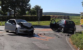Die beiden beteiligten Fahrzeuge waren nach dem Unfall auf der B252 bei Brakel nicht mehr fahrbereit und wurden abgeschleppt. - Polizei Höxter