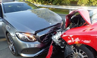 Das vorläufige Ende einer Verfolgungsjagd: Beide Autos wurden bei der Kollision stark beschädigt. Foto: Polizei Minden-Lübbecke - g