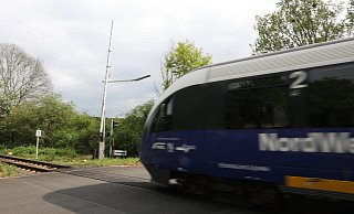Die Bahnschranke in Corvey am Hafen schließt nicht mehr. Die Züge der Nordwestbahn halten, hupen und fahren dann in Schrittgeschwindigkeit darüber. - Simone Flörke