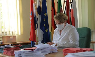 Stefanie Legge bereitet im Steinheimer Rathaus die Briefwahlzettel für die Auszählung vor. Die Wahl in Steinheim verlief reibungslos. - David Schellenberg
