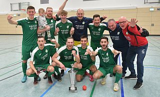 Deutlicher Sieger: Der FC Gütersloh sichert sich die Trophäe der 16. Hallen-Stadtmeisterschaften 2023 in Gütersloh. - Jens Dünhölter